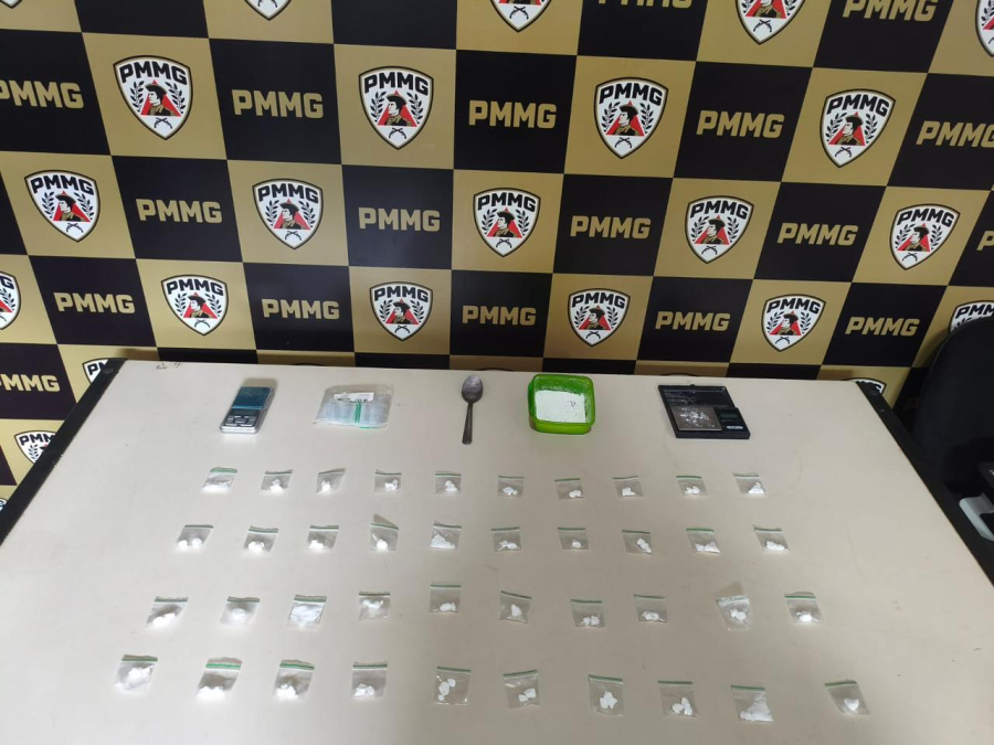 PM prende suspeito com cocaína, balanças e material de embalo em Carangola