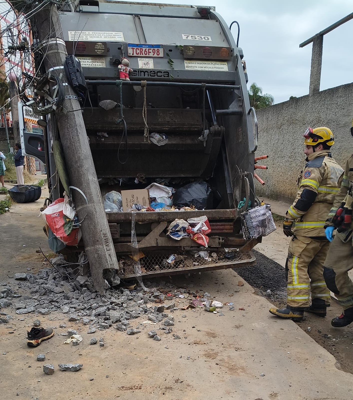 Gari tem perna amputada ao ser prensado em acidente com caminhão de lixo em Juiz de Fora