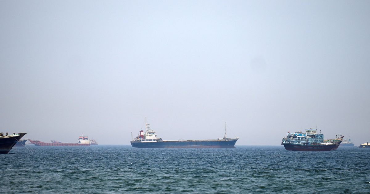 Superpetroleiro da China tenta passar pelo Estreito de Ormuz, mostram dados