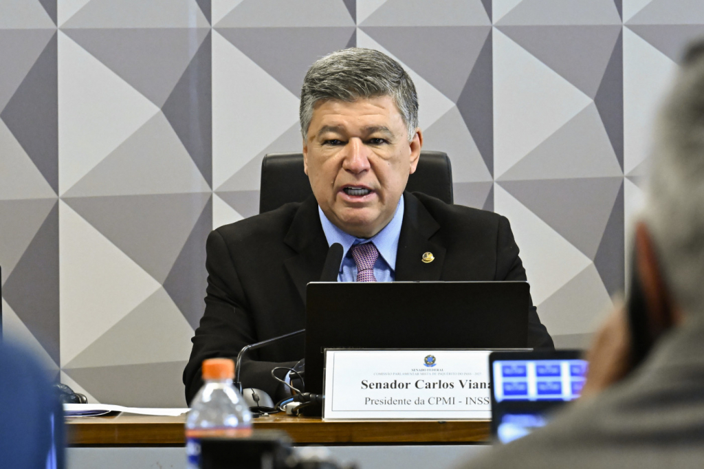 Carlos Viana protocola pedido de CPMI do Banco Master após mensagens entre Flávio e Vorcaro