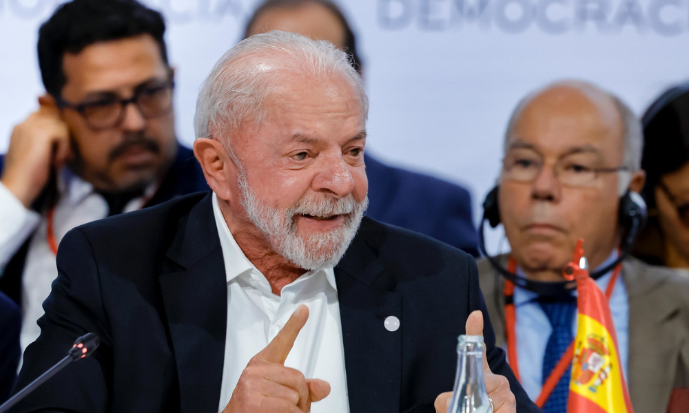 PT celebra áudios de Flávio, prepara bombardeio nas redes sociais e quer viralizar ‘BolsoMaster’
