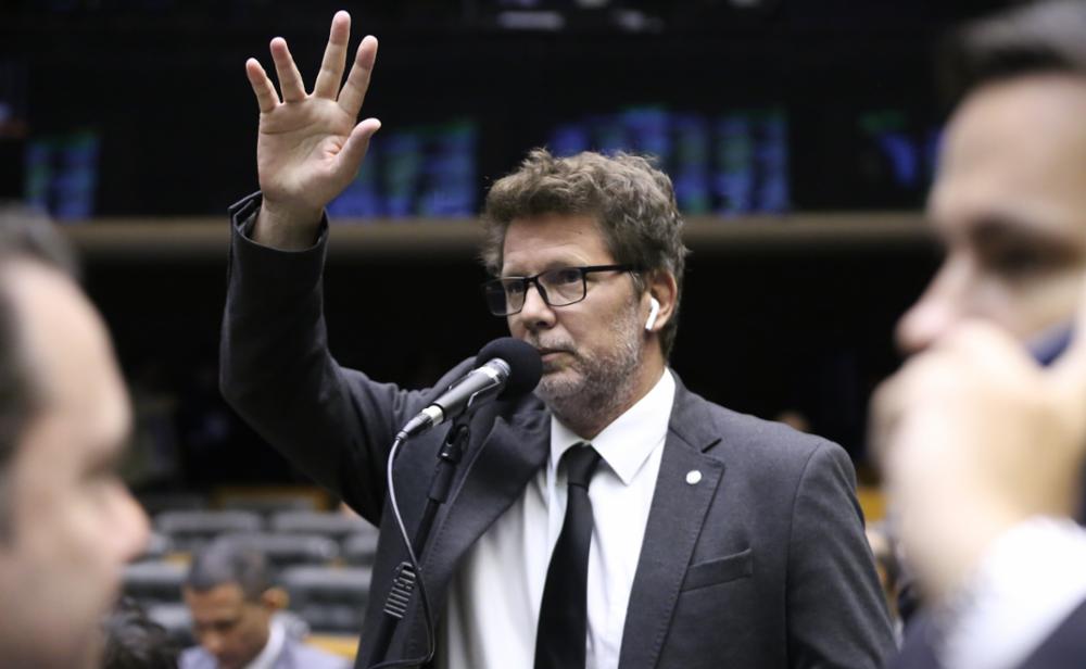 Dino dá 48 horas para Câmara explicar situação de Mario Frias no exterior
