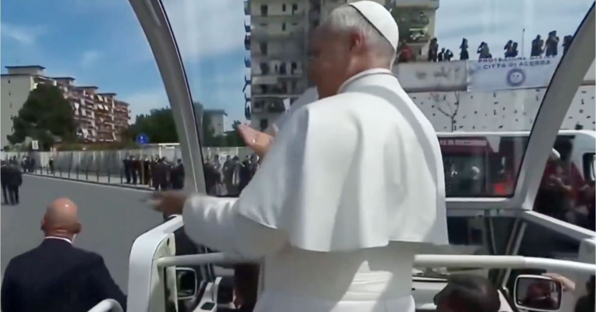 Papa Leão XIV diverte crianças ao entrar na trend “six seven” na Itália