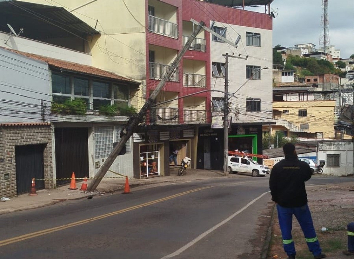 Em menos de 24 horas, dois carros batem em postes em Juiz de Fora