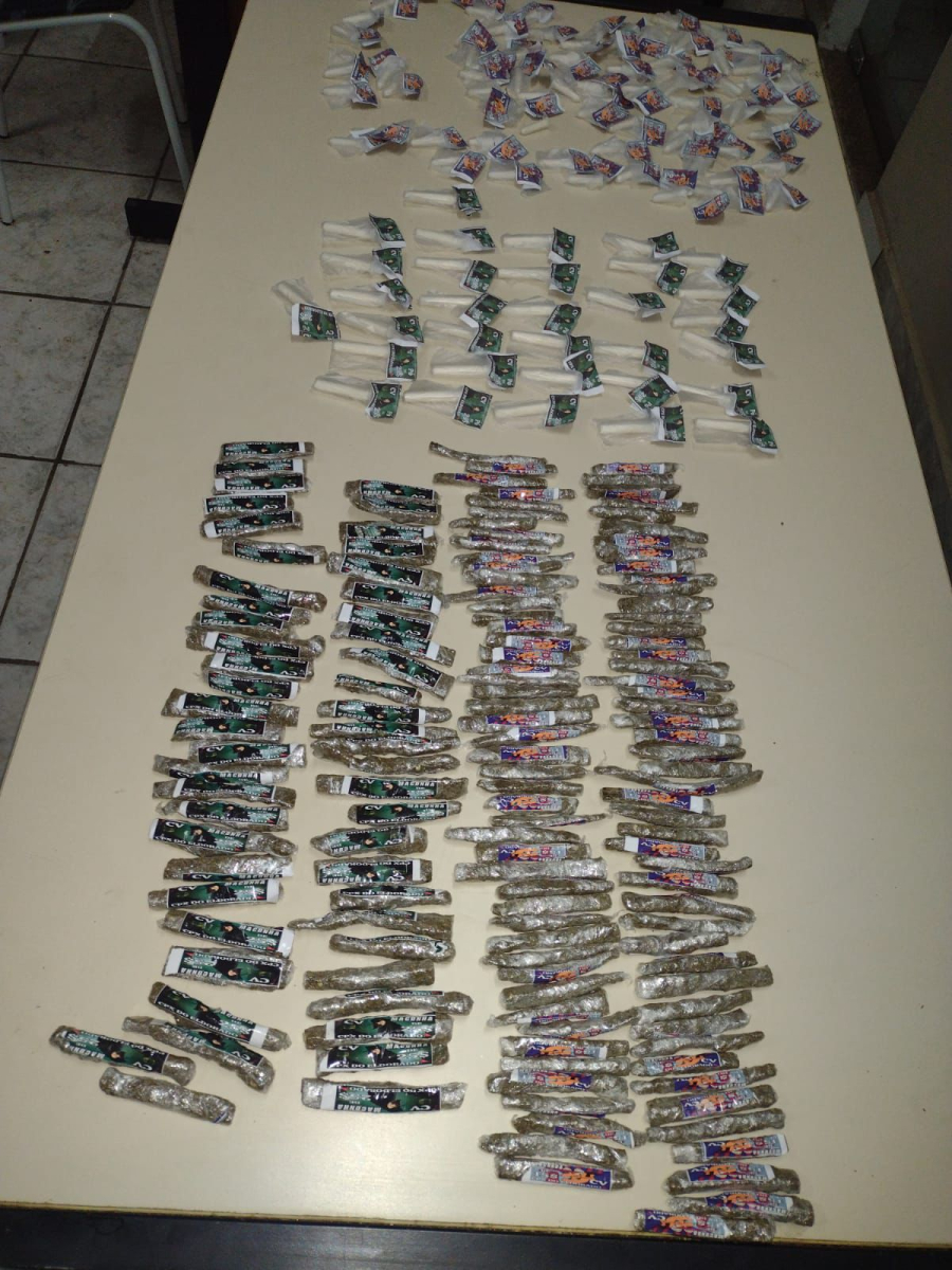 PM apreende 148 tabletes de maconha e 104 pinos de cocaína em Carangola