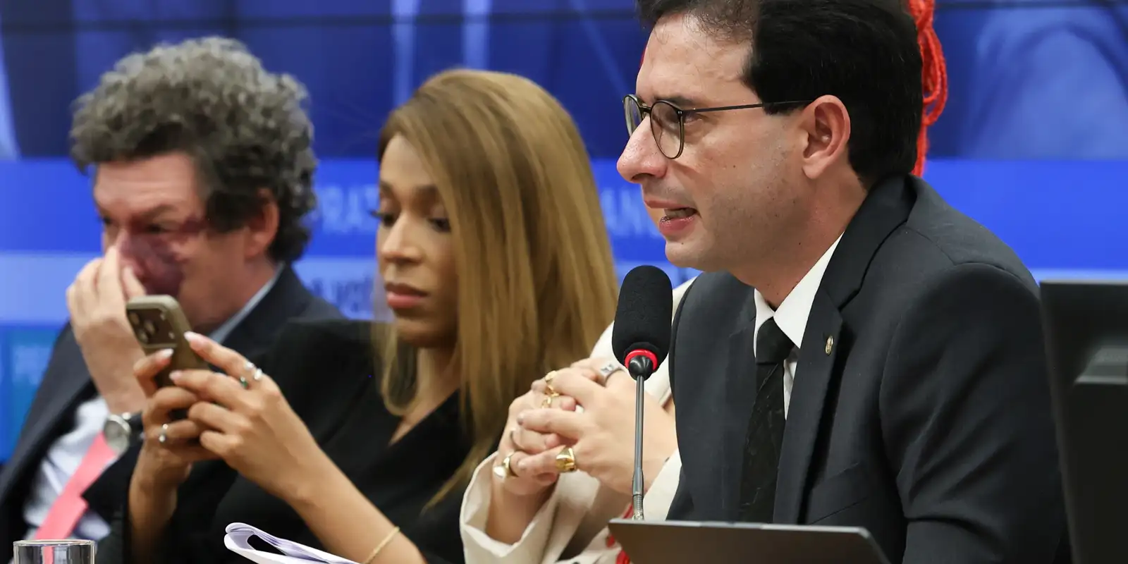 Relatório de PEC prevê fim da escala 6x1 60 dias após promulgação