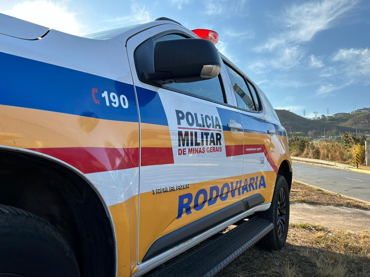 Motociclista e garupa morrem após bater em árvore na MG-452
