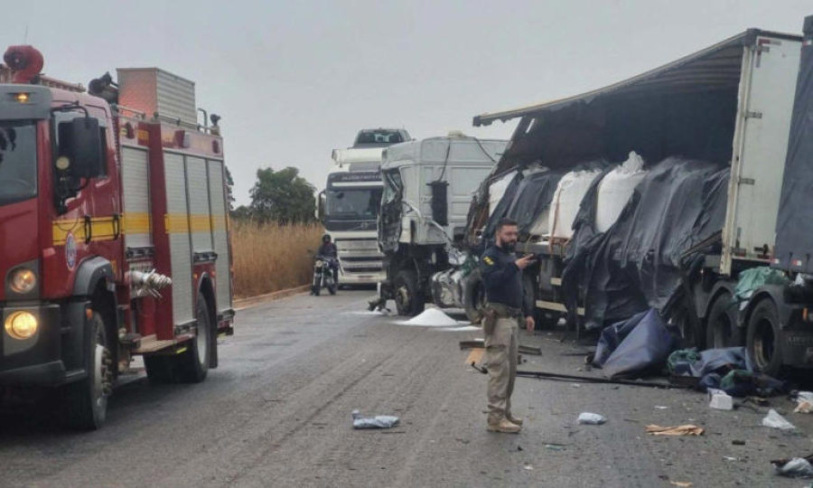 Acidente com três carretas deixa um morto e interdita a BR-251 no Norte de Minas