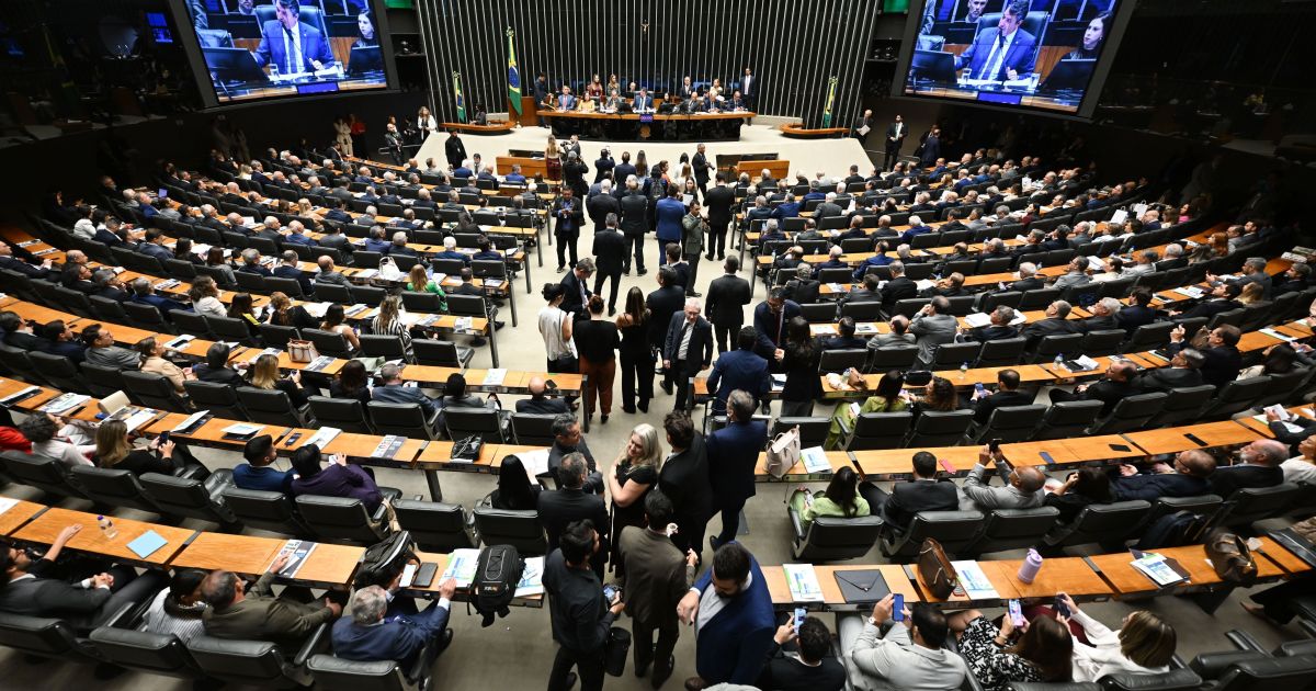 Com retirada da urgência, Câmara destrava pauta e não deve votar PL da 6×1