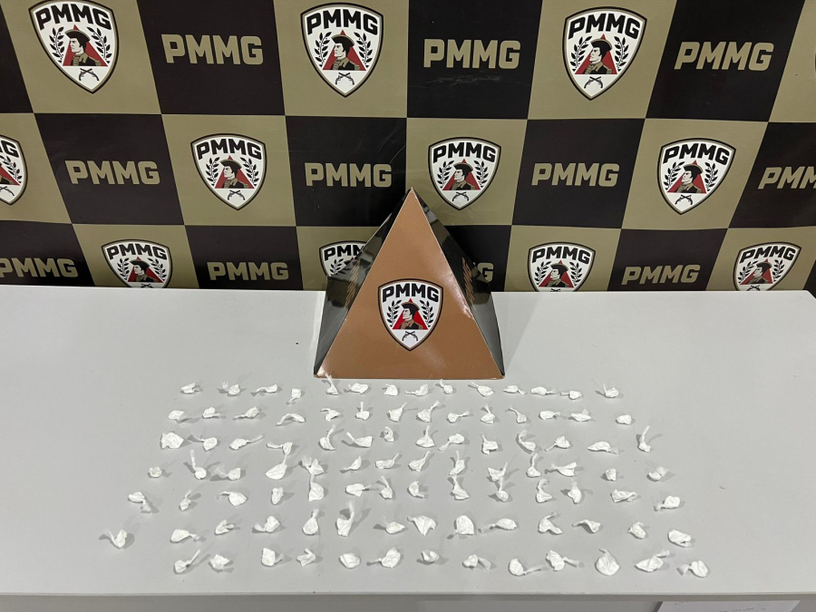 PM apreende adolescente com 97 papelotes de cocaína no Marambaia, em Muriaé