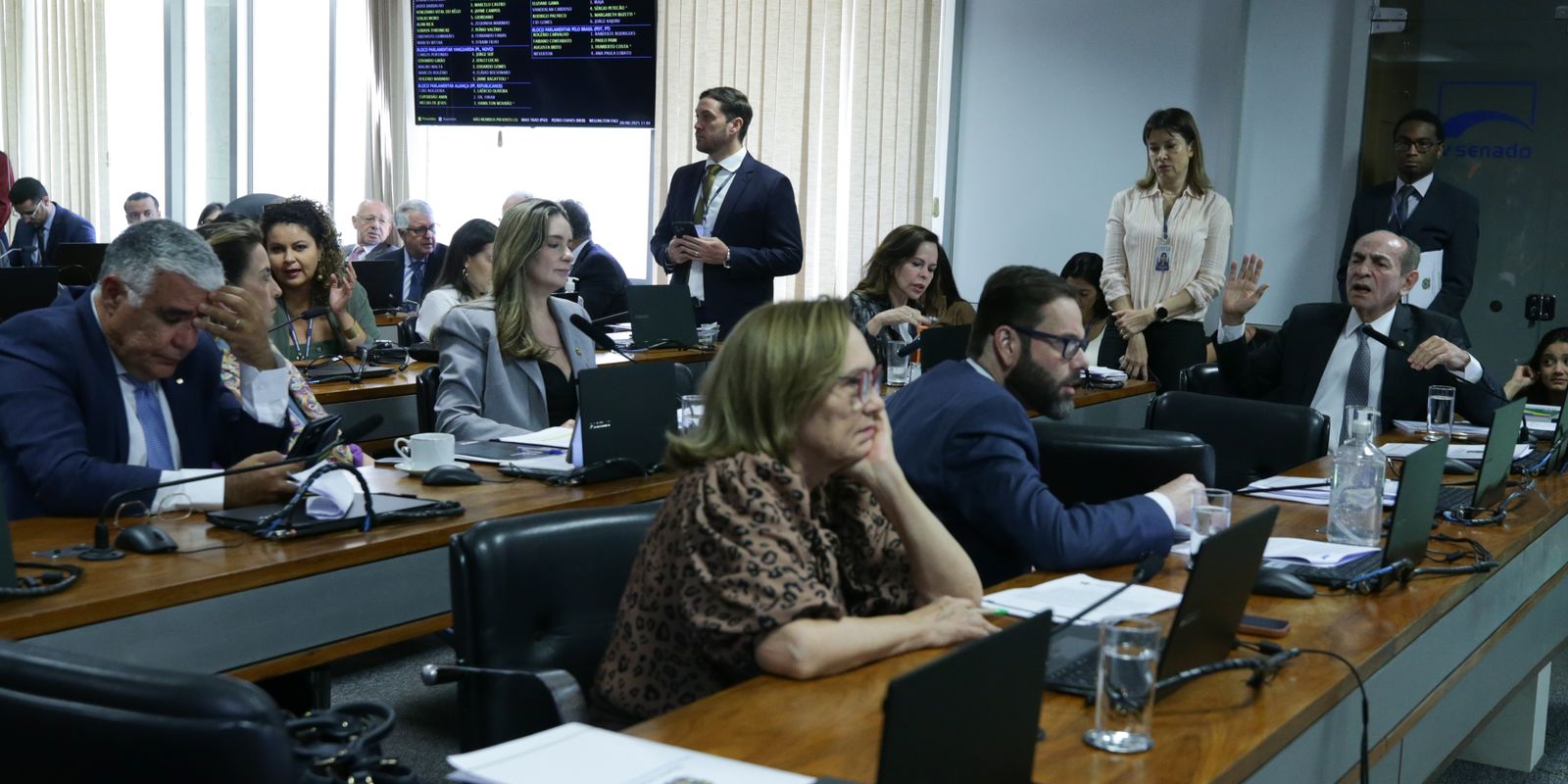 Fim da escala 6x1 é discutida em sessão temática no Senado