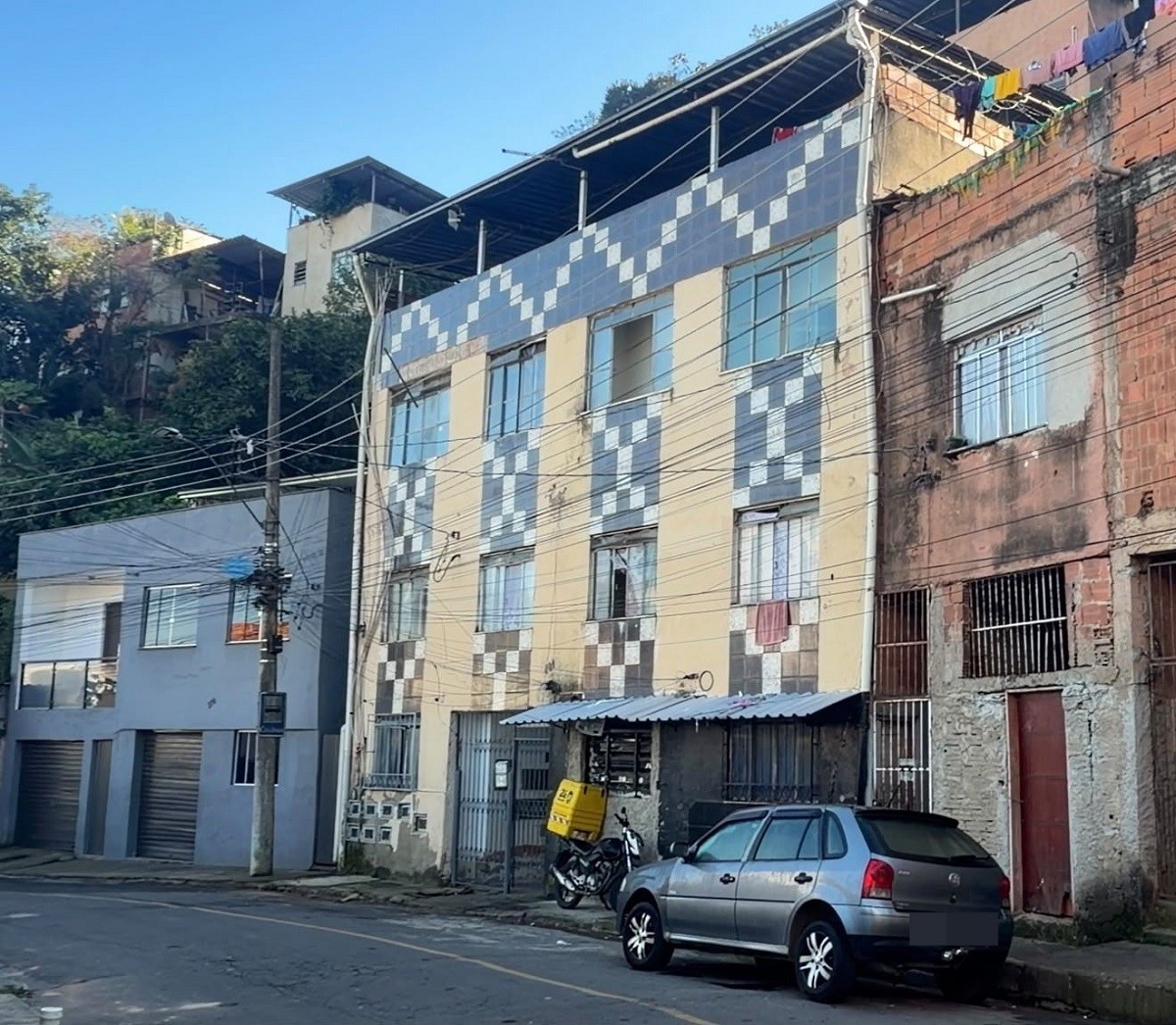 Mulher estrangulada e morta pelo companheiro é sepultada em Juiz de Fora: 'Ela já estava tentando sair desse relacionamento', diz amiga