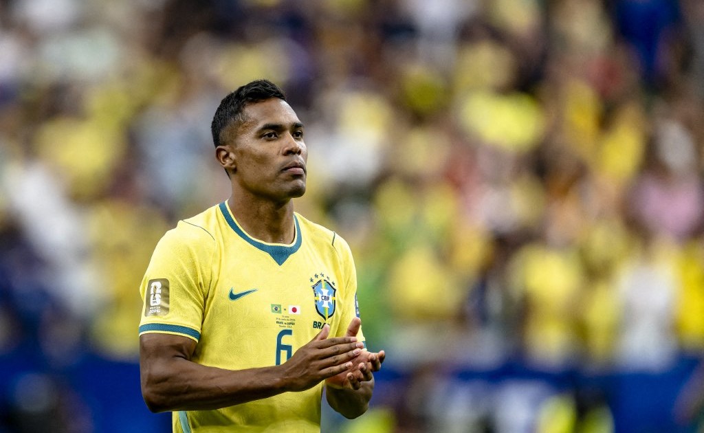 Alex Sandro renova com o Flamengo até 2027 após decepcionante Copa do Mundo