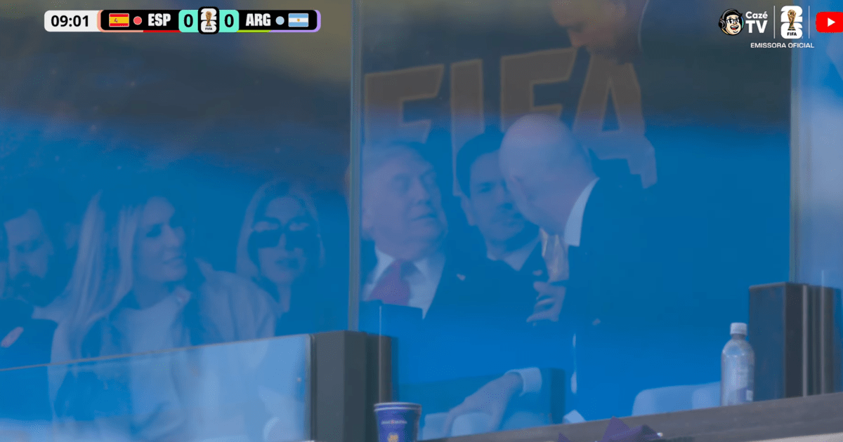 Ronaldo mostra taça da Copa para Donald Trump durante Espanha x Argentina