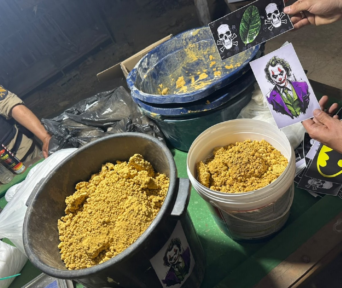 Laboratório de drogas com sistema de câmeras e alarme é descoberto pela PM em sítio