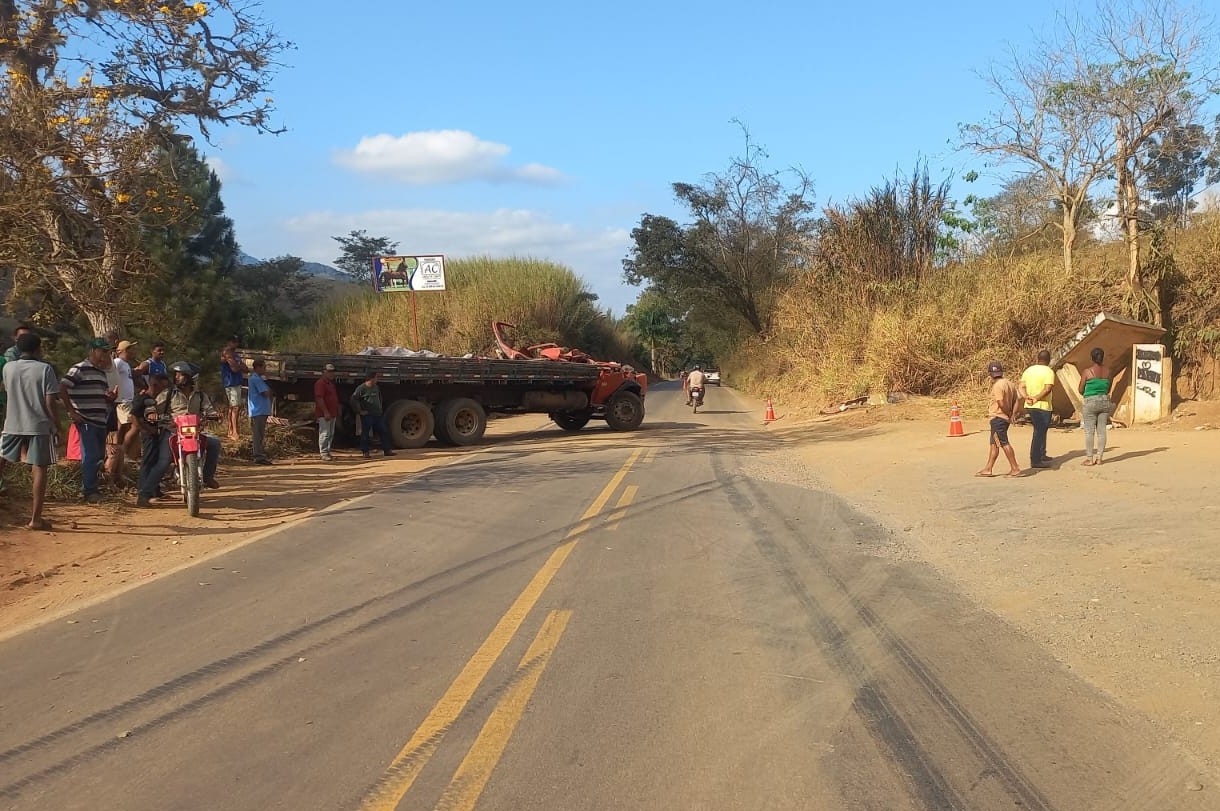 Caminhão sai da pista, atinge guarita e deixa três mortos na MGC-482 em Carangola