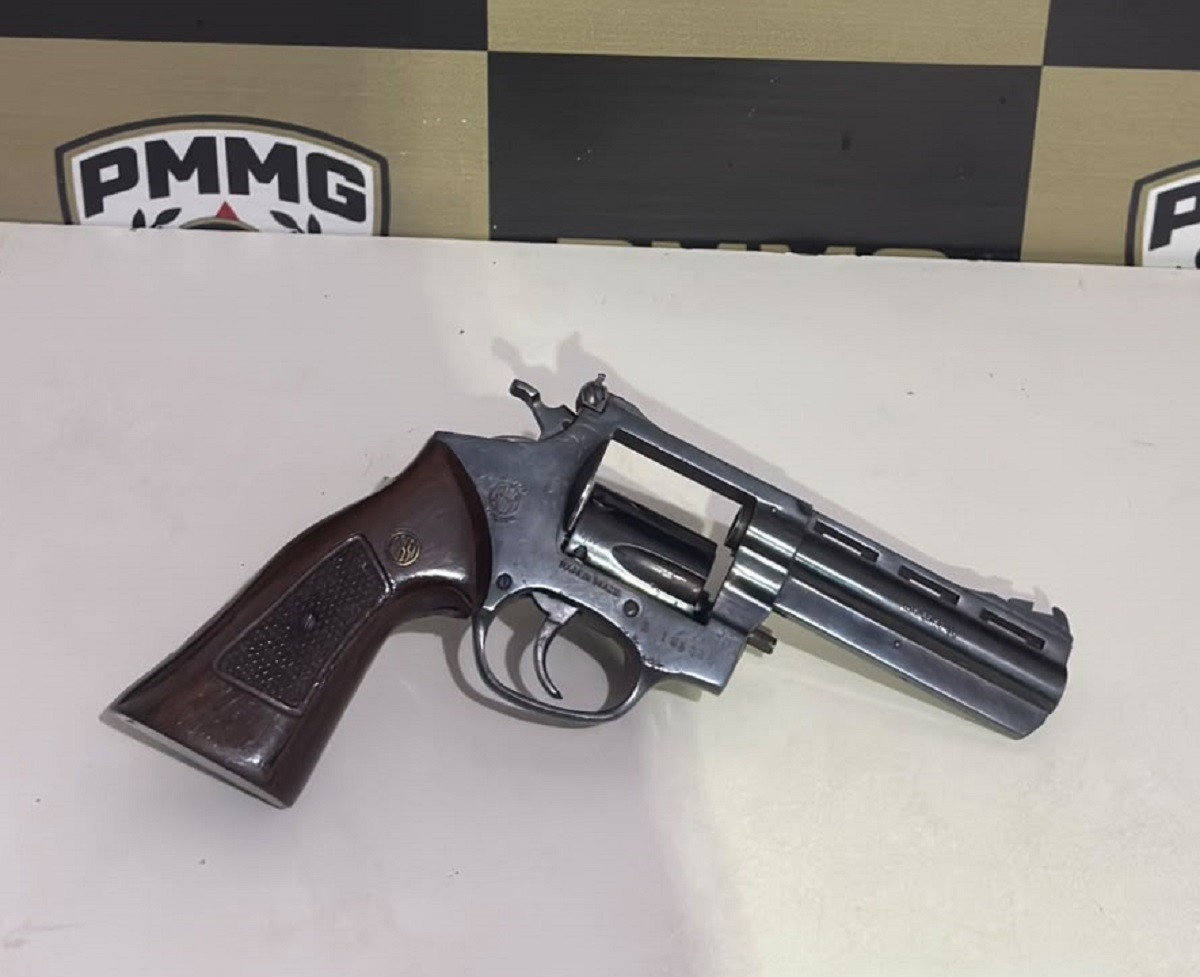 Homem é preso após agredir cliente com arma e garrafa em bar de Juiz de Fora