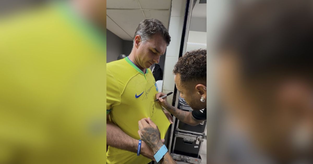 Flávio Bolsonaro tem camisa autografada por Neymar em jogo do Santos
