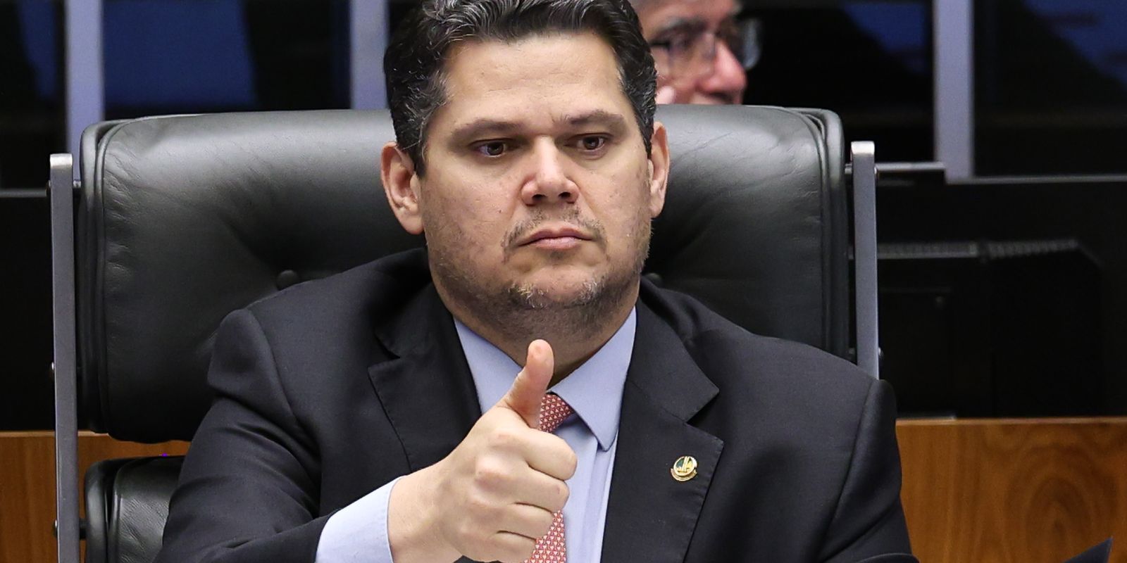 Alcolumbre envia PEC que prevê fim da escala 6x1 para CCJ do Senado