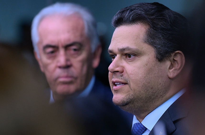 PECs do fim da escala 6x1 e da segurança pública chegam à CCJ do Senado
