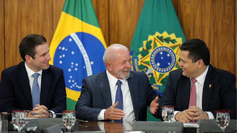 Lula, Motta e Alcolumbre fecham acordo para acelerar 6x1, PEC da Segurança e blusinhas antes da eleição