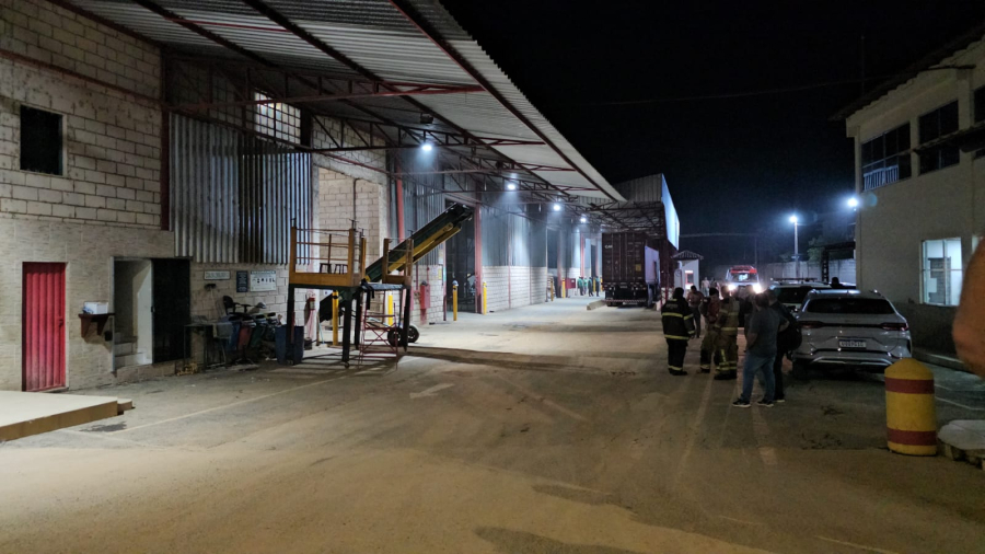 Incêndio atinge armazém de café em Manhumirim e três pessoas são levadas ao hospital