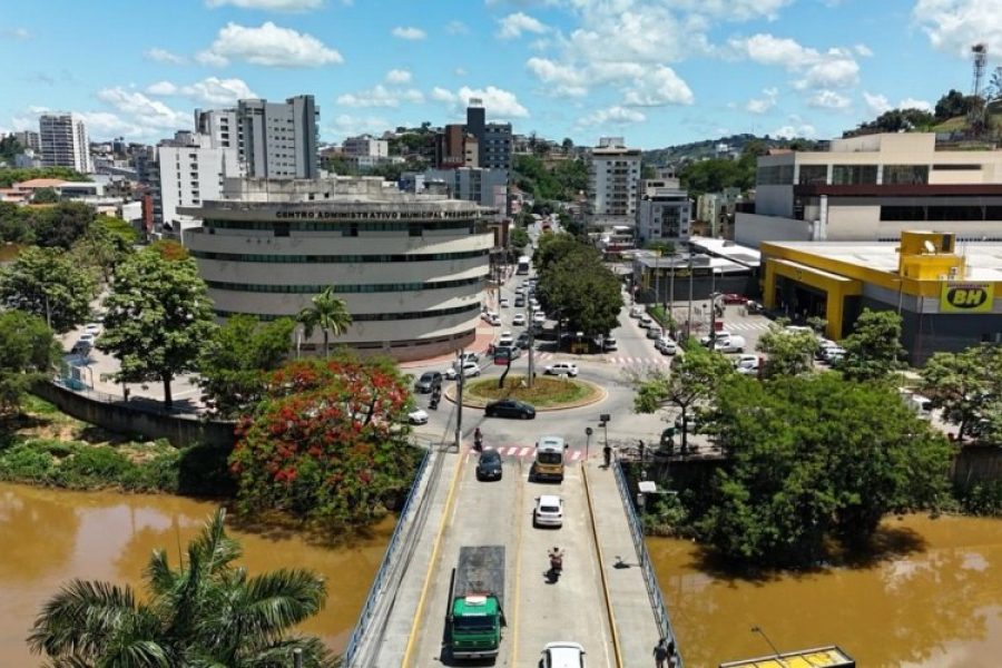 Obras de água e esgoto mudam trânsito em Muriaé; interdição na Avenida JK deve durar cerca de 10 dias