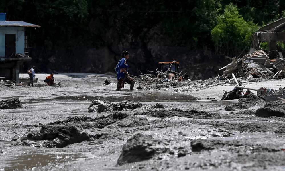 Tragédia no Nepal deixa 781 mortos; buscas continuam por 2,5 mil desaparecidos