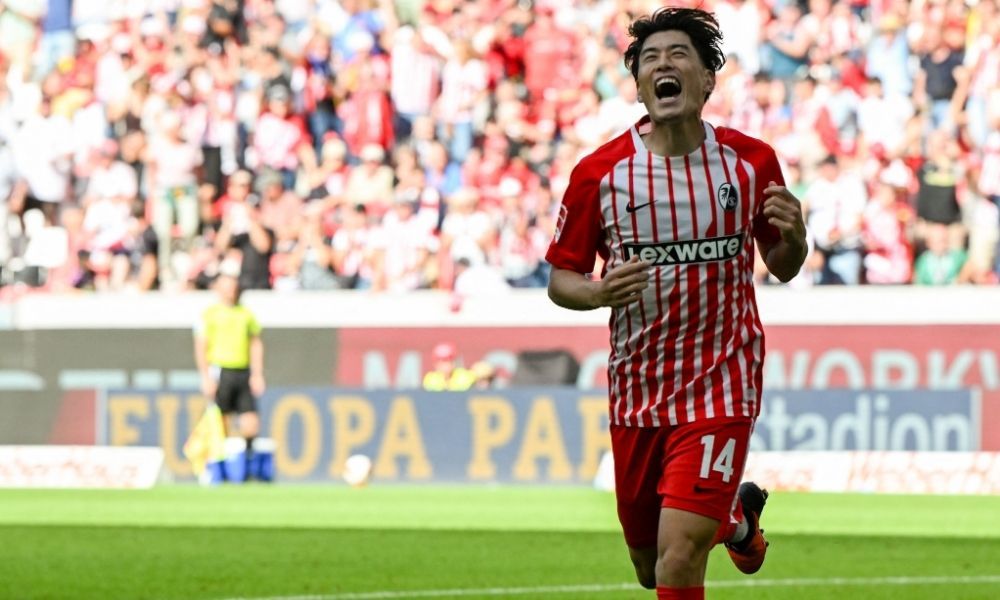 Suzuki marca três vezes, e Freiburg goleia Werder Bremen na estreia da Bundesliga