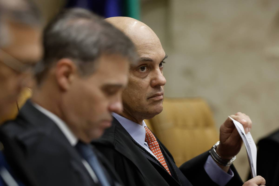 Moraes pede investigação de Mendonça e transforma disputa no STF em caso formal