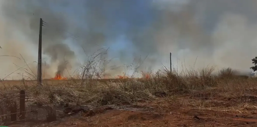 Fumaça de combustão subterrânea volta a preocupar moradores perto de antigo lixão de Itaperuna