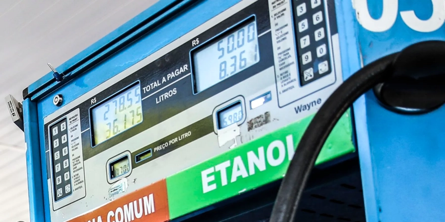 Governo corta R$ 0,63 de tributos da gasolina e amplia intervenção para segurar alta dos combustíveis