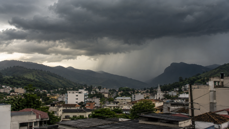 Carangola e região entram em alerta para tempestade, ventos fortes e granizo nesta segunda