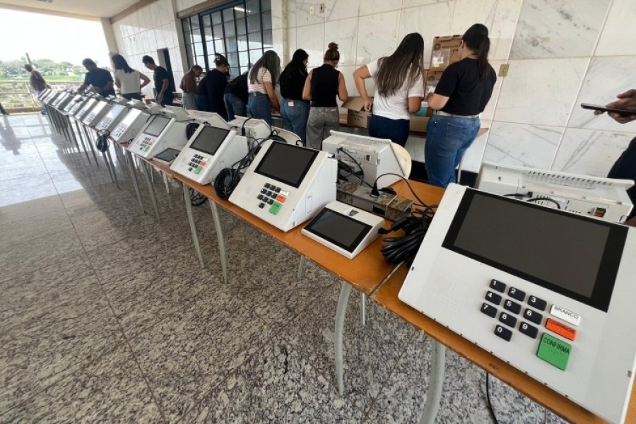 382 urnas chegam a Muriaé para atender cinco municípios da região nas Eleições 2026