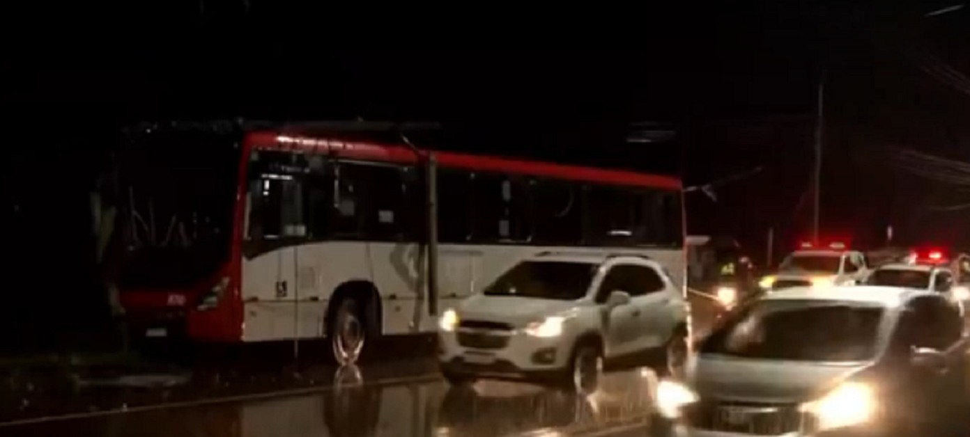 Ônibus bate em poste às margens do Rio Paraibuna, em Juiz de Fora