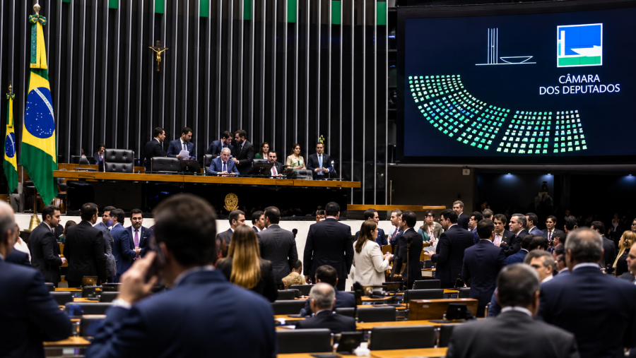 Câmara reelege 301 deputados, traz 183 estreantes e devolve 29 ex-parlamentares ao poder