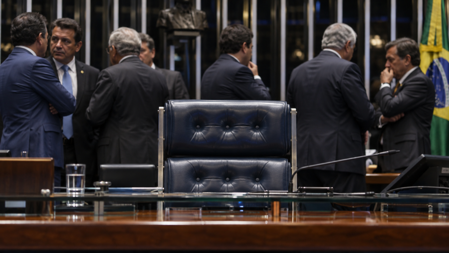 Os suplentes que ficam a uma decisão de assumir o Senado por Minas
