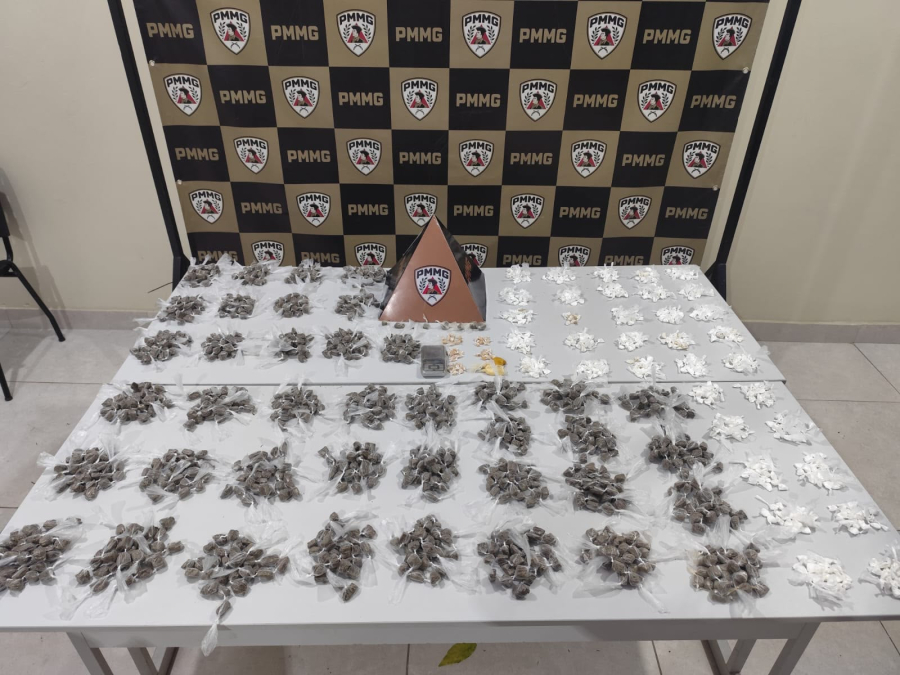 PM apreende quase 2 mil porções de drogas e prende homem em Muriaé