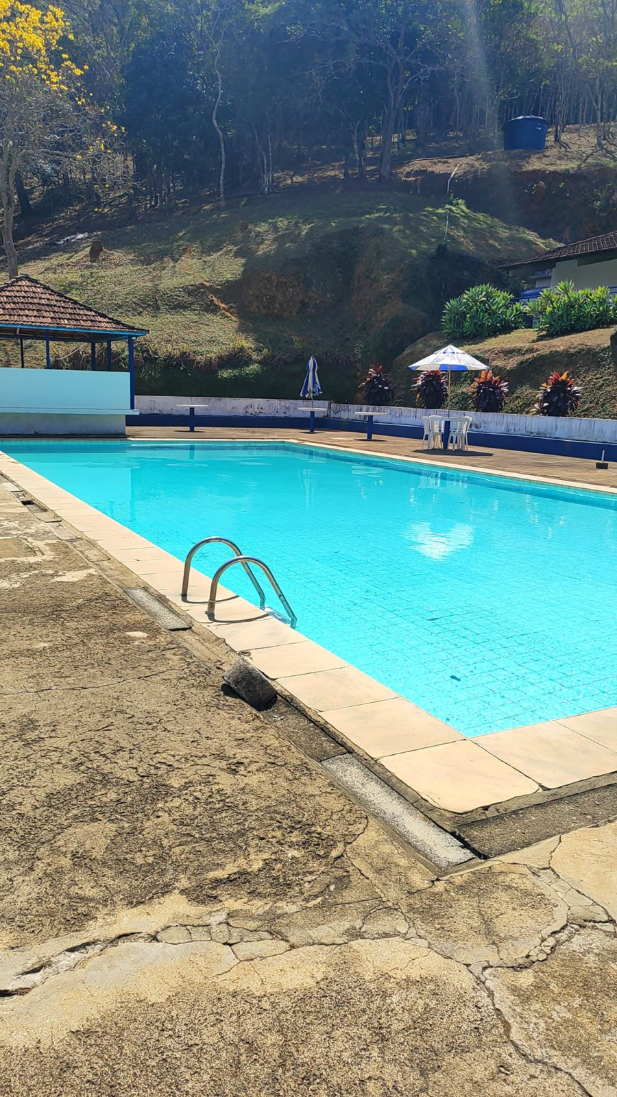 Homem de 34 anos morre após afogamento em piscina de clube em Carangola