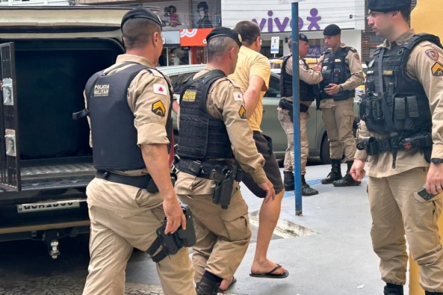PM apreende quatro armas e cerca de R$ 10 mil em Muriaé; dois homens são presos