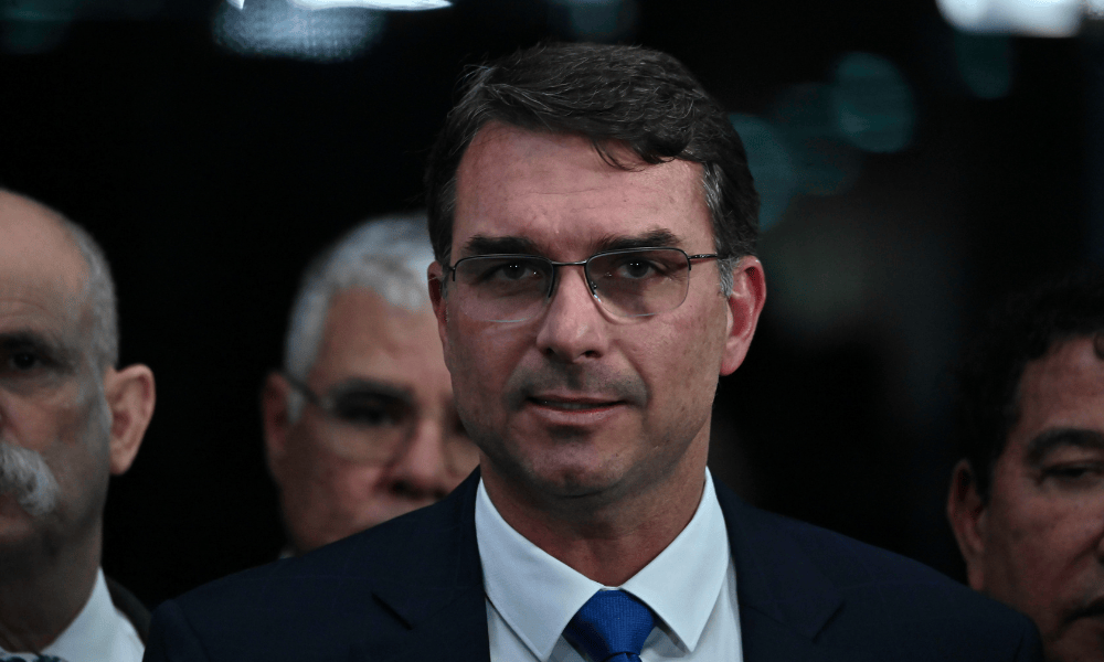 Flávio promete abrir mão da reeleição e propor fim de segundo mandato presidencial