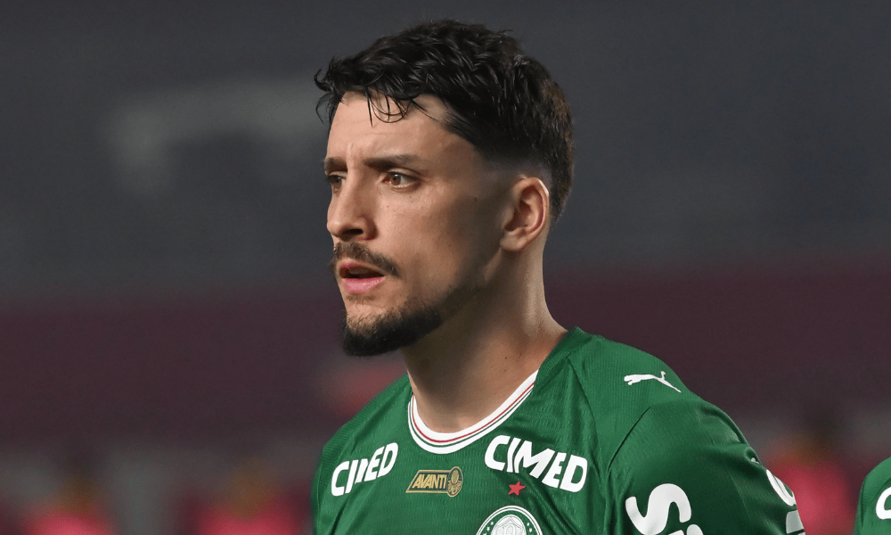 Palmeiras bate Athletico-PR por 2 a 0 e dorme na liderança do Brasileirão