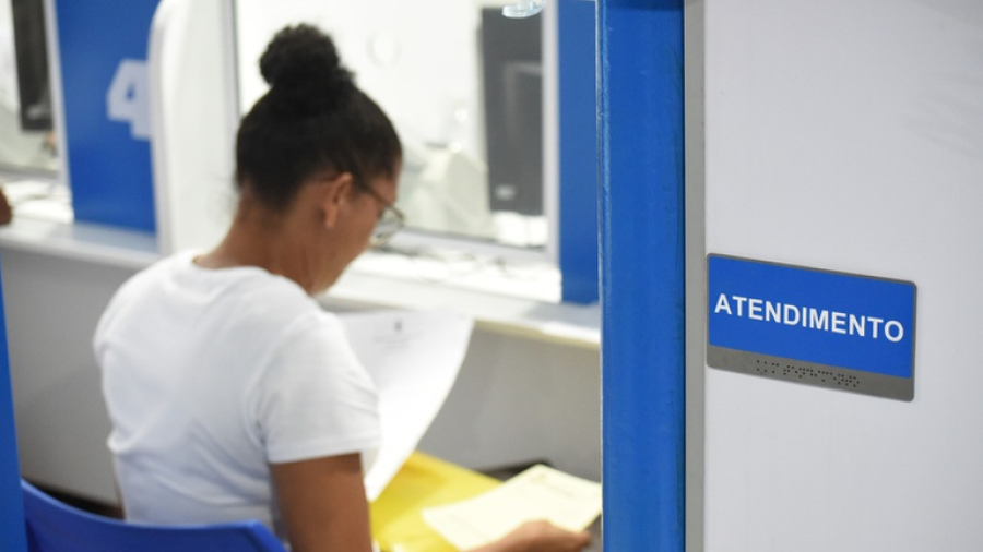 INSS regulamenta renda para mulher afastada do trabalho por violência doméstica