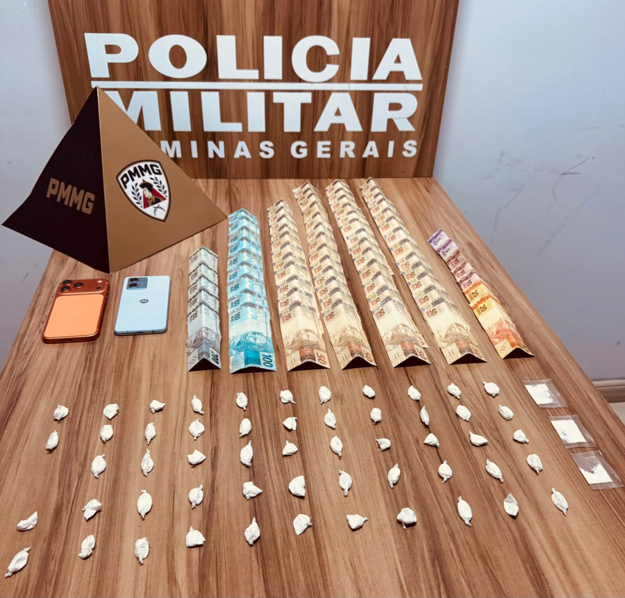 Homem é preso e PM apreende 55 papelotes, R$ 4,6 mil e motocicleta em Fervedouro