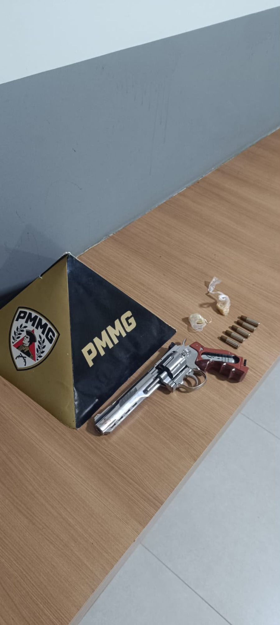 Jovem é preso com simulacro de arma e crack em Manhuaçu