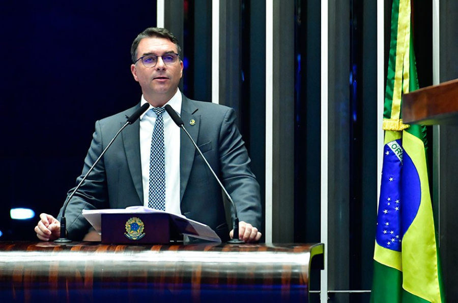 Flávio Bolsonaro deixa o Brasil e chega aos Estados Unidos após ordem para entregar passaportes