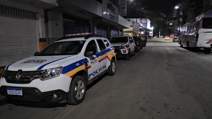 PM prende três e apreende adolescente após roubo a comércio em Manhuaçu
