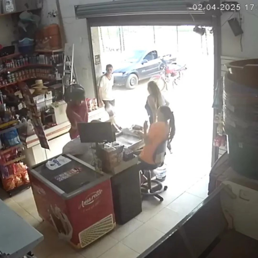 Crime sem motivação: idoso de 62 anos é atacado em mercearia.