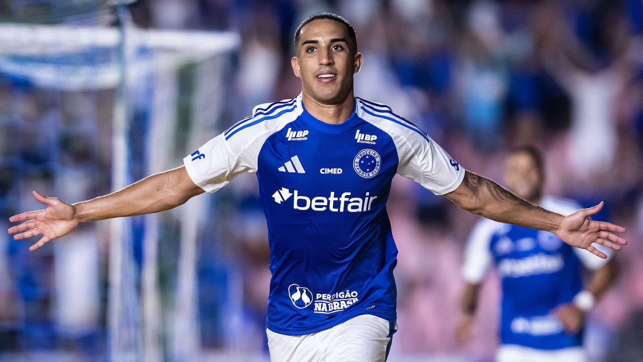 Cruzeiro vence o Vasco, espanta crise e vai ao G4 do Brasileirão