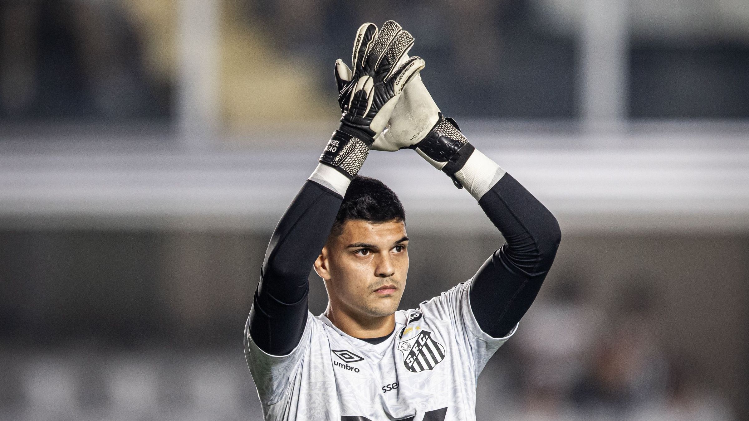 Herói do Santos, Gabriel Brazão dispara sobre protesto: “Precisamos ganhar”